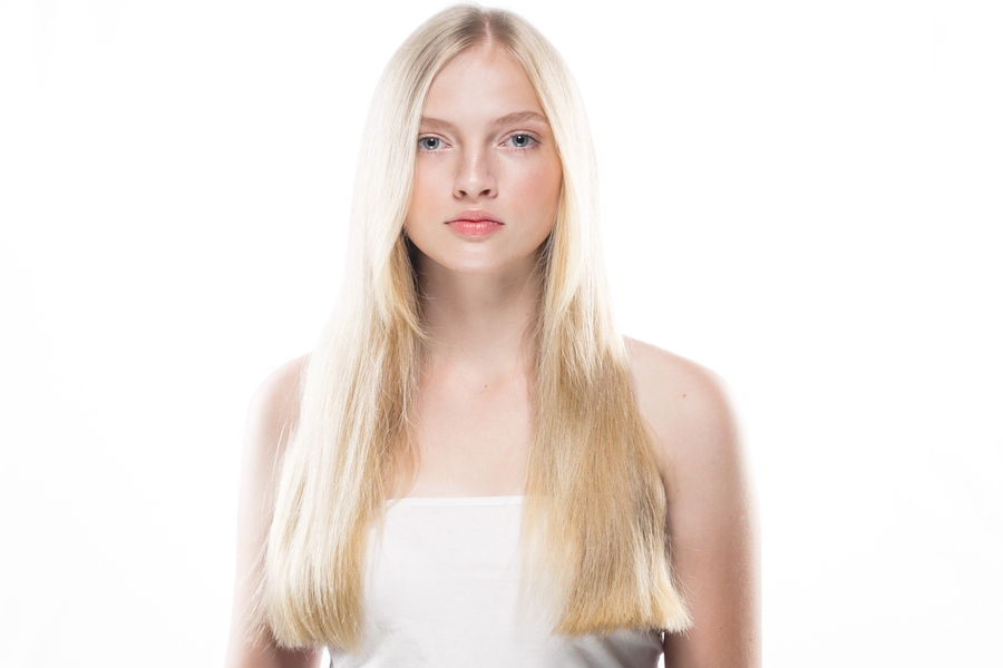 Image montrant des astuces de professionnels pour réussir une décoloration blonde