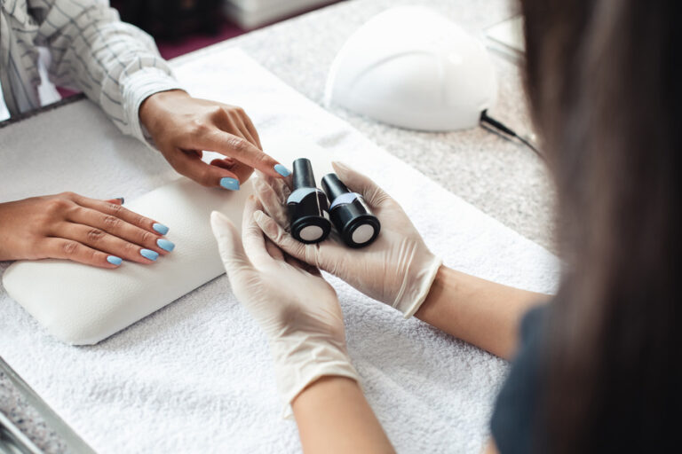 Image de manucuriste proposant les meilleures sélections de vernis semi permanent