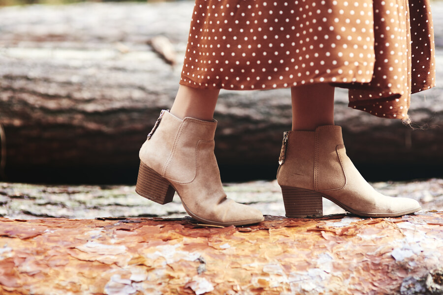 Les pieds d'une femme avec une paire de chaussure Jonak de bonne taille