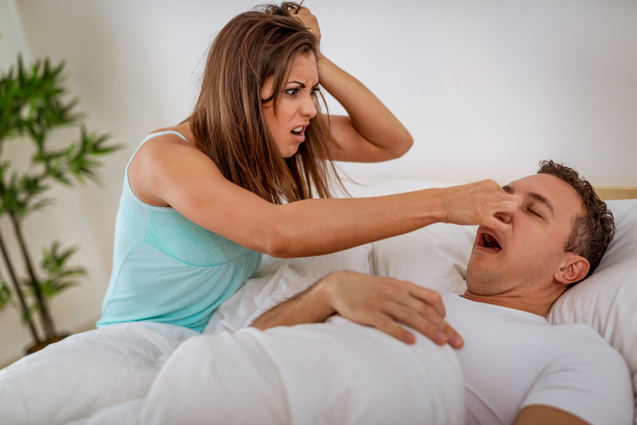solutions pratiques et efficaces pour mieux dormir avec une personne qui ronfle. Astuces, équipements et conseils d'experts pour des nuits paisibles.