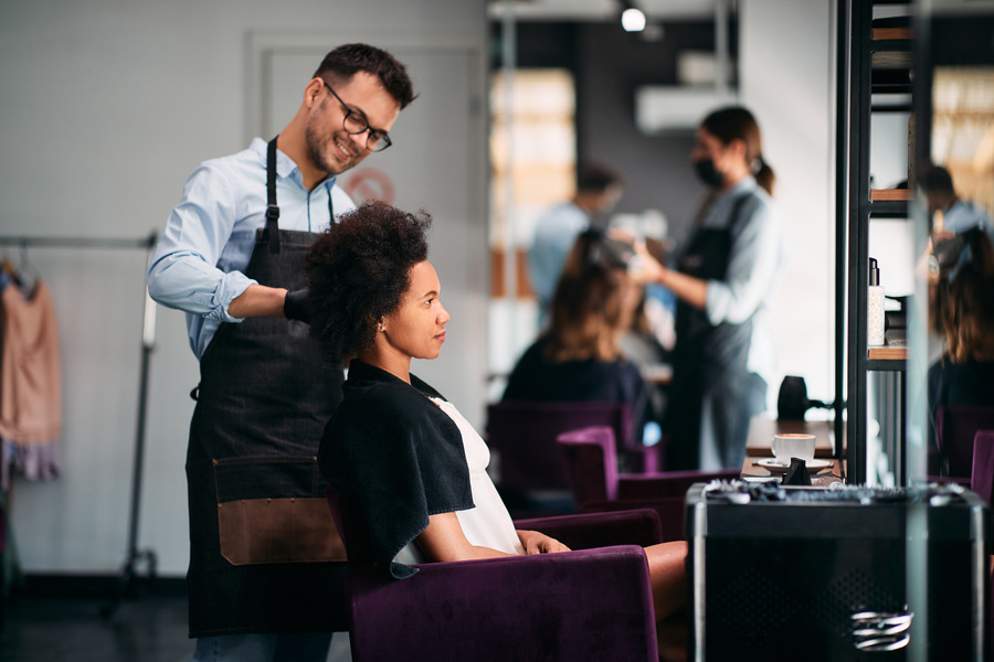 Une professionnelle capillaire qui effectue des prestations de coiffure à domicile