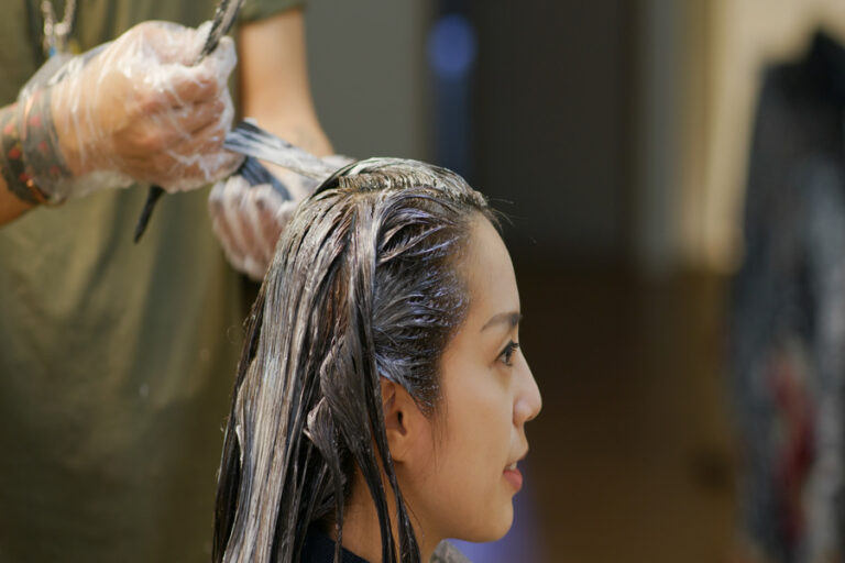 Une femme préparant ses cheveux avant de la colorer