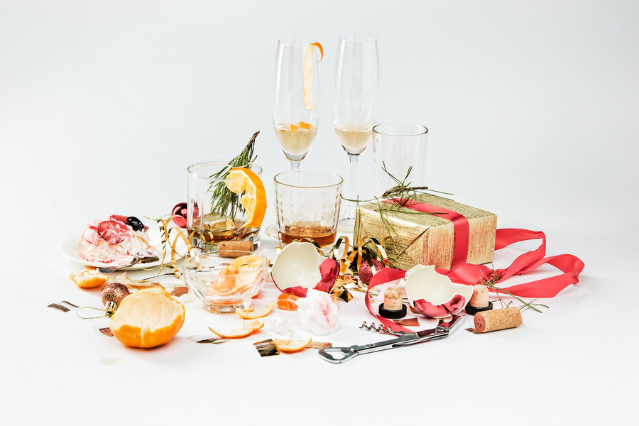 Un cadeau déposé à côté des apéritifs la veille de noël