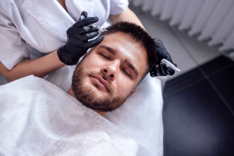 Cet homme paie un professionnel en France à coût moyen pour lui faire une greffe de cheveu