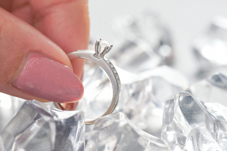 Une femme prenant sa bague en diamant après l'avoir nettoyé