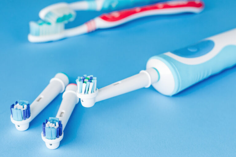 Des brosses dents électriques avec de l'hydropulseur