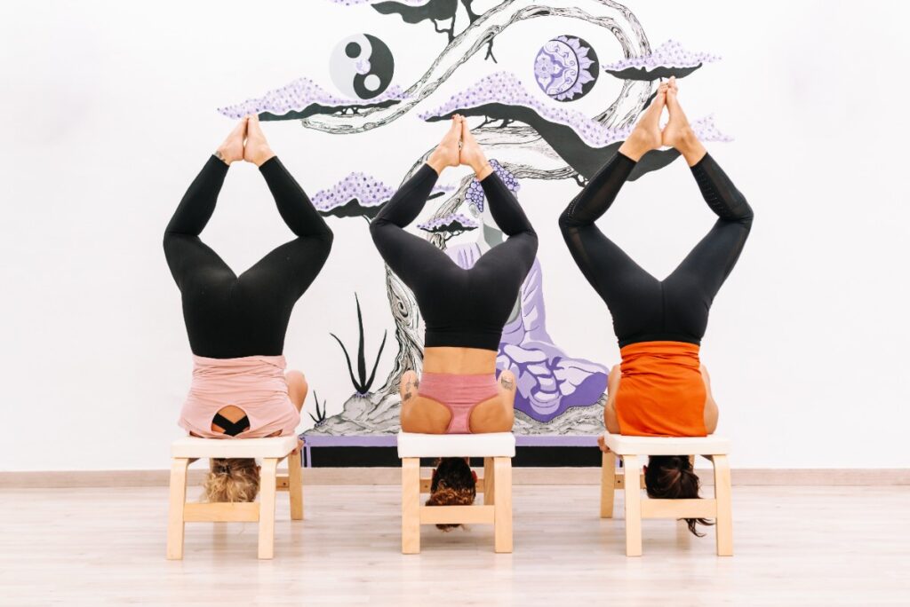 Étirements contrôlés sur chaise favorisant la mobilité et la tonicité musculaire