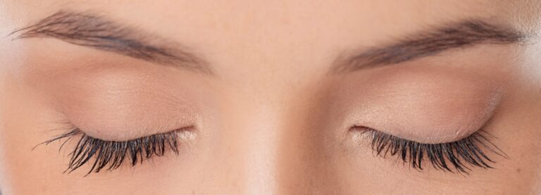 Application précise du ras de cil permanent pour un contour de yeux naturel et net