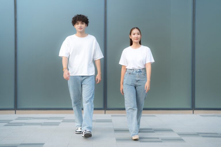 Deux personnes avançant ensemble dans la rue sous quelques regards curieux, attitude confiante et soudée