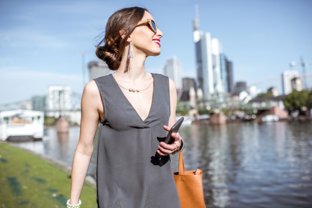 Une femme mettant du collier avec une robe en col v