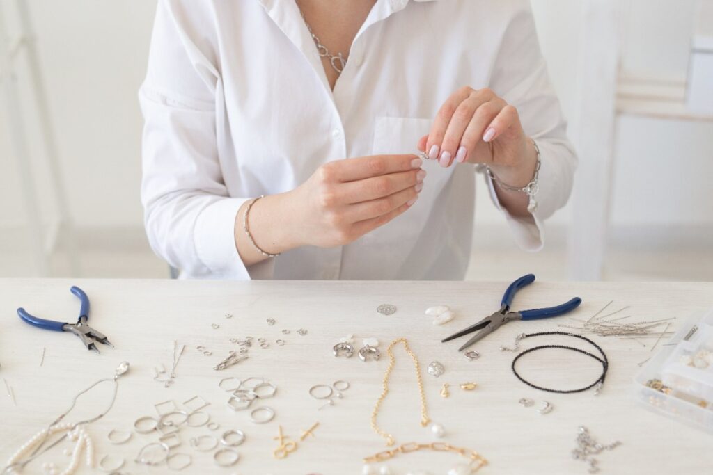 Une créatrice de bijoux sur-mesure de luxe qui travaille