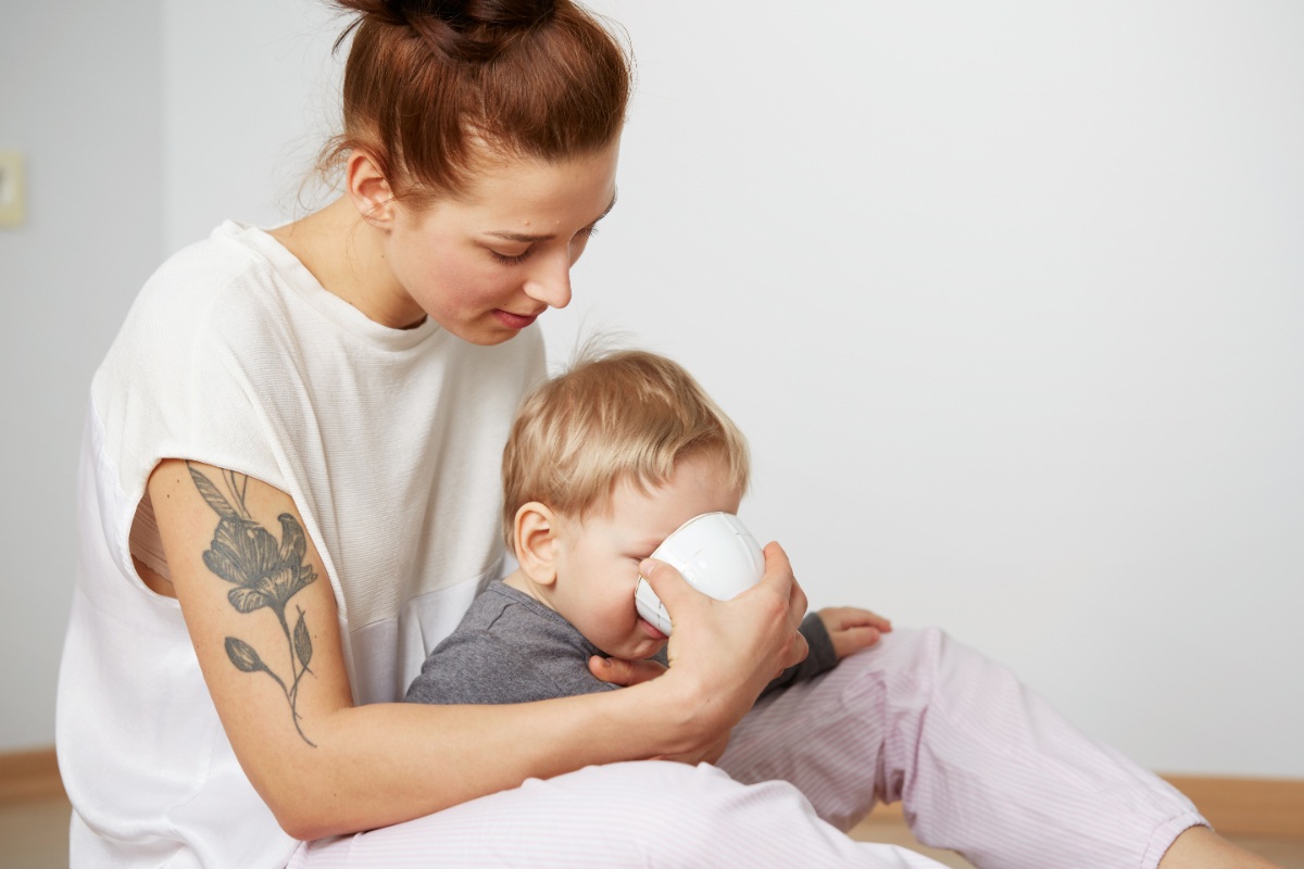 Une maman portant des tatouages sur ses bras