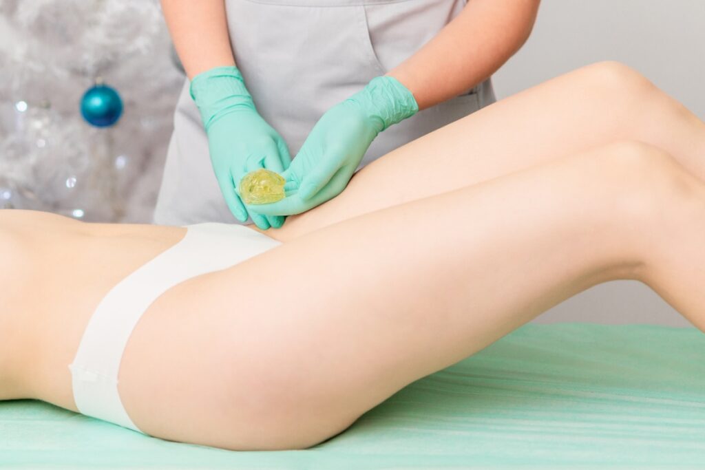 Un professionnel préparant de la cire pour une épilation d'inter-fessier