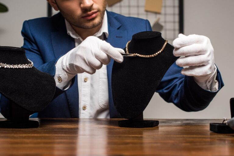 Un expert qui examine un bijoux