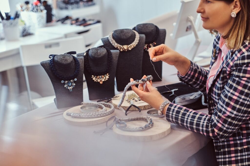 Une femme qui choisit un modèle de collier dans une bijouterie 