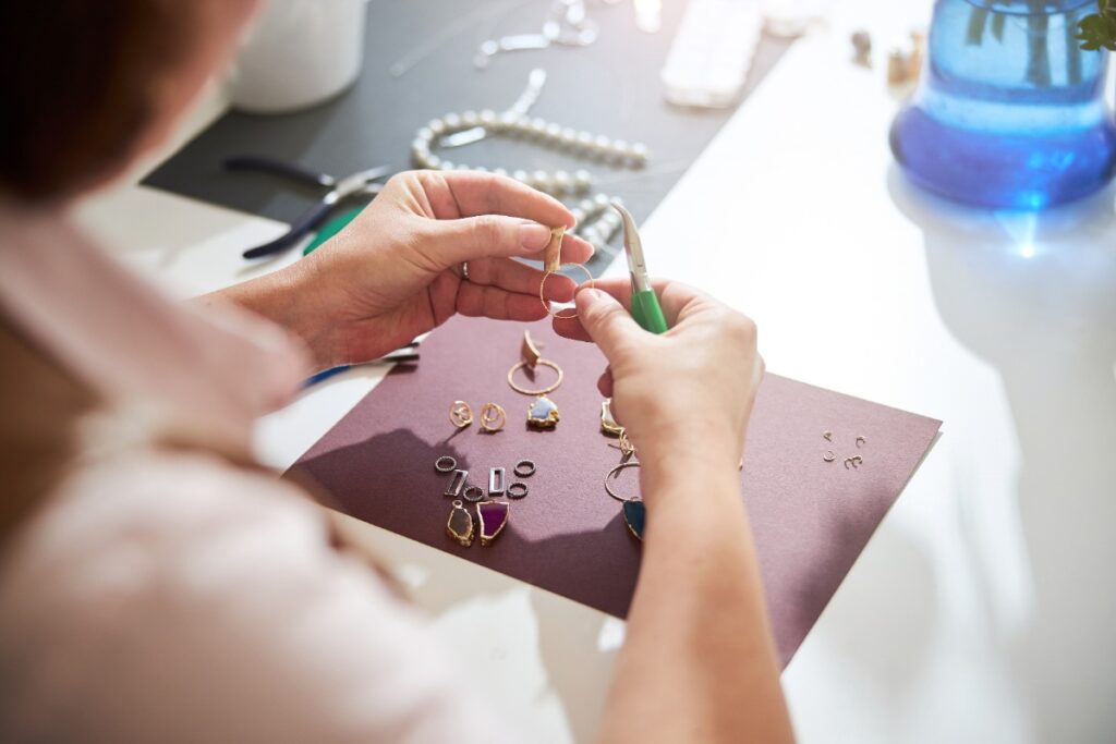 Une femme qui fabrique des bijoux sur-mesure luxueux