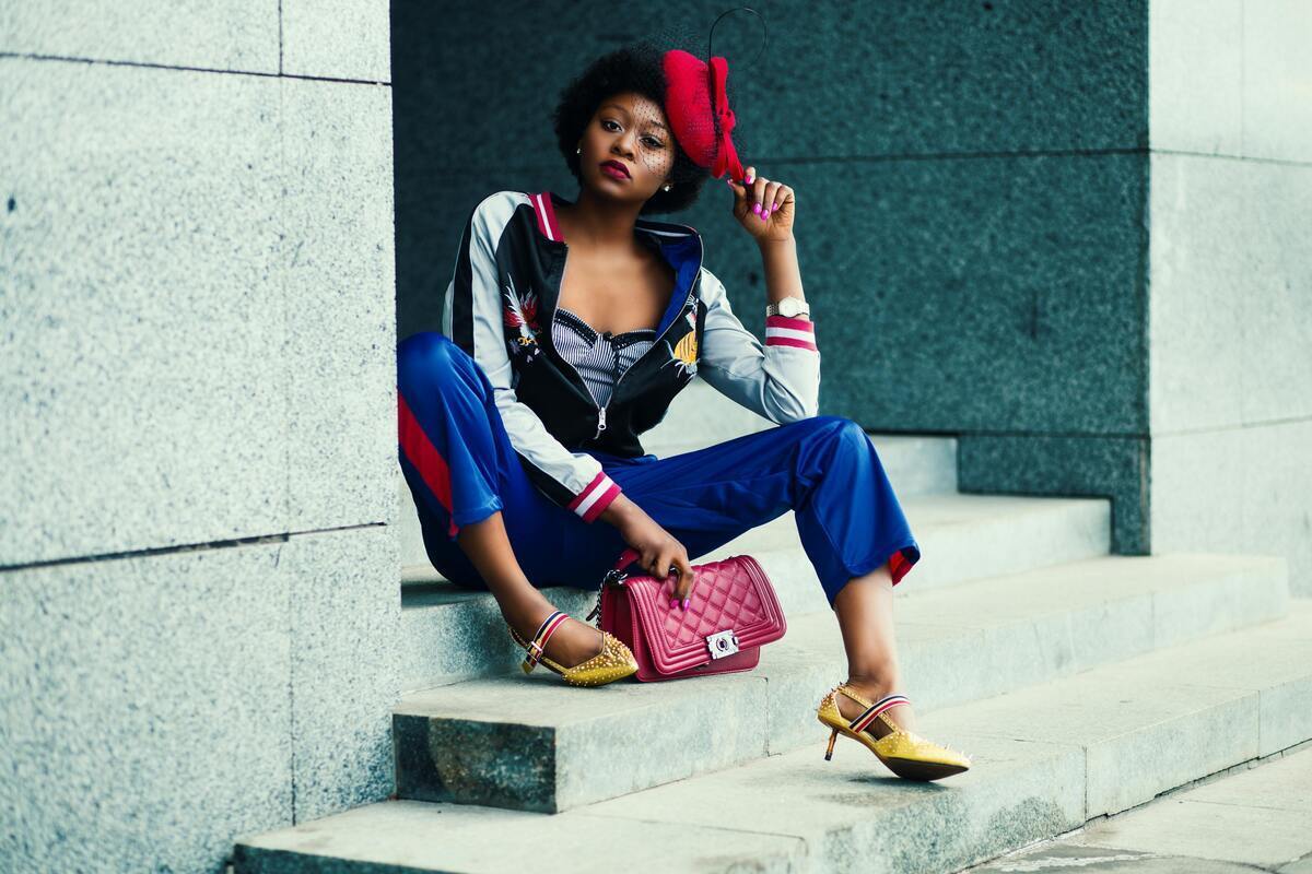 Femme avec un look à la mode Y2K