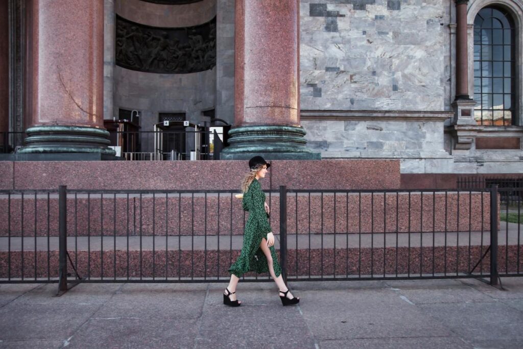 Une femme en robe verte avec un compensé noir