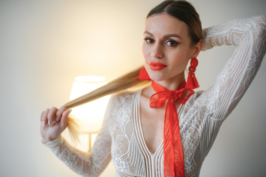 Une femme en robe de soirée avec une étole rouge