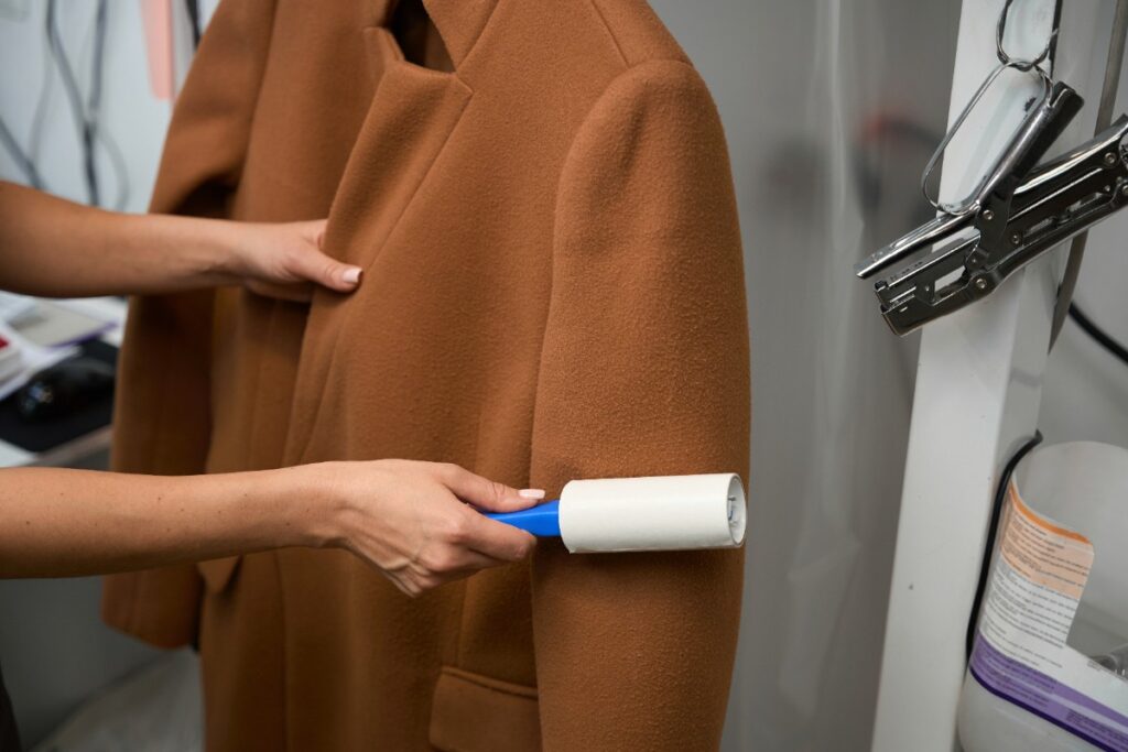 Une personne qui nettoie un blazer