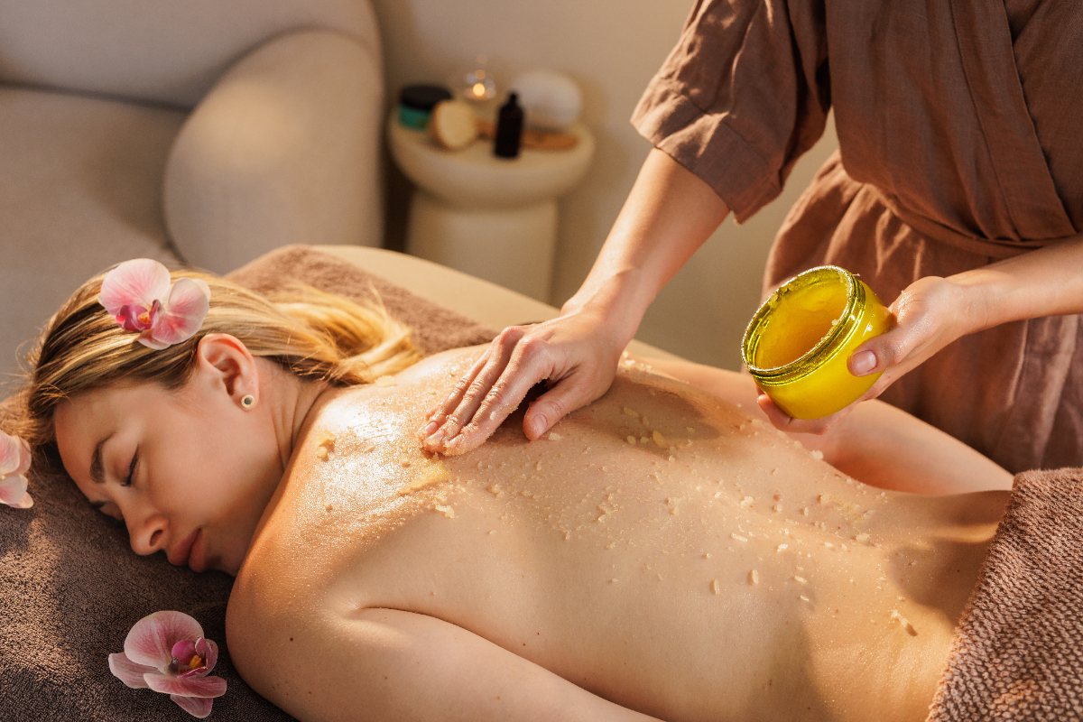 Procédure de gommage du corps d'une femme en institut