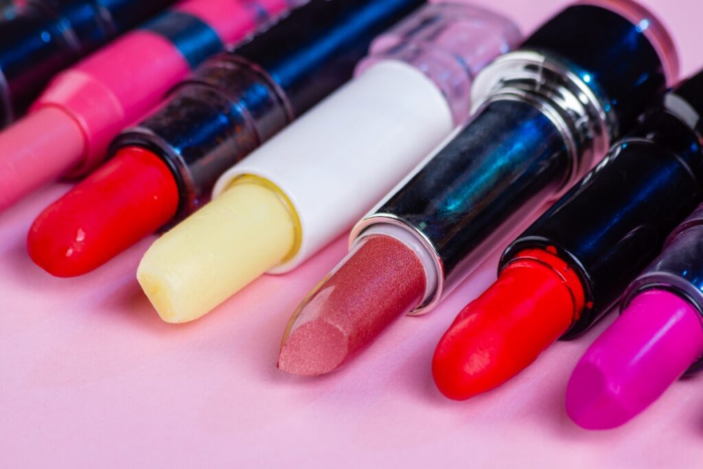 Rouges à lèvres de différentes couleurs