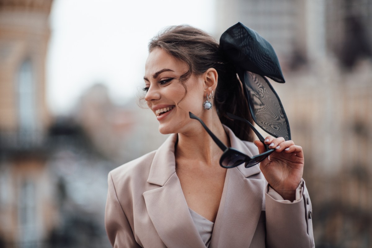 Une belle femme charmante