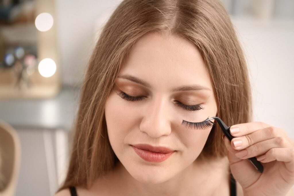 Une femme posant des faux cils magnétiques