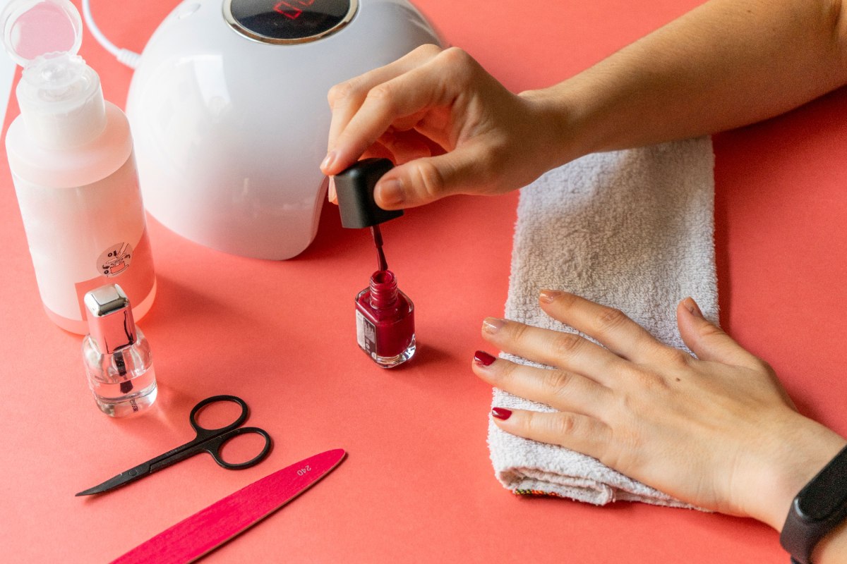 Une femme faisant de la manucure