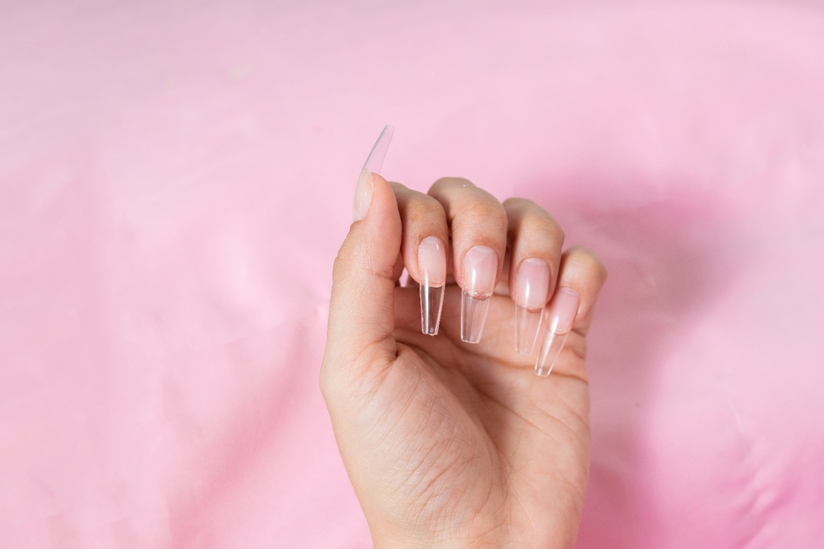 Main d'une femme avec du capsule sur les ongles