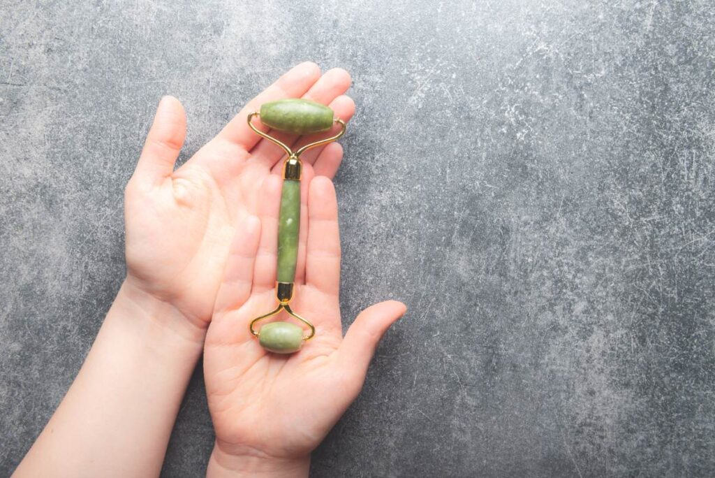 Rouleau en jade sur les mains d'une personne