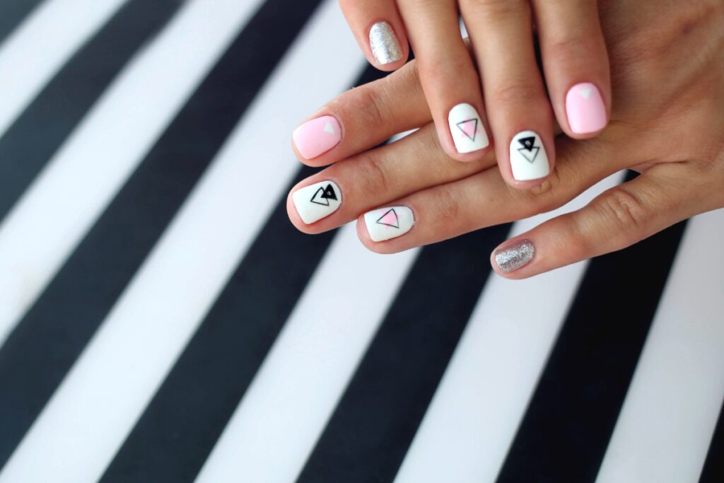 Du vernis appliqué sur les ongles d'une femme