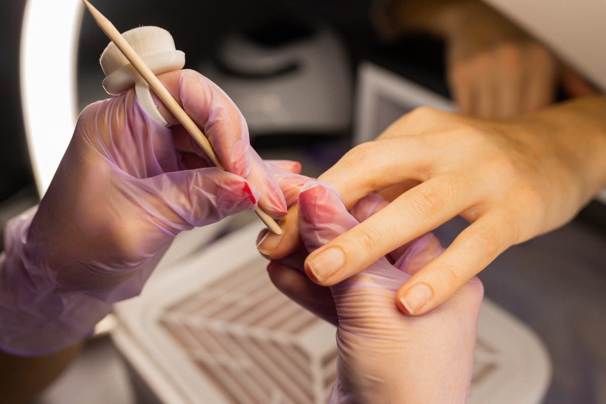 Une personne qui fait de la manucure avec un professionnel