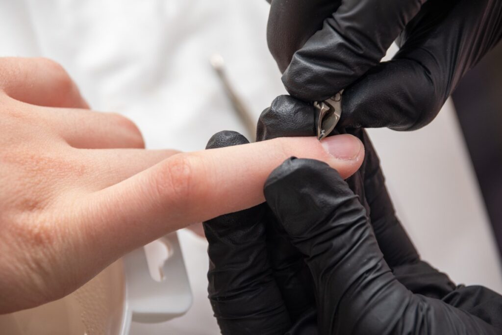 Une personne faisant de la manucure dans un salon