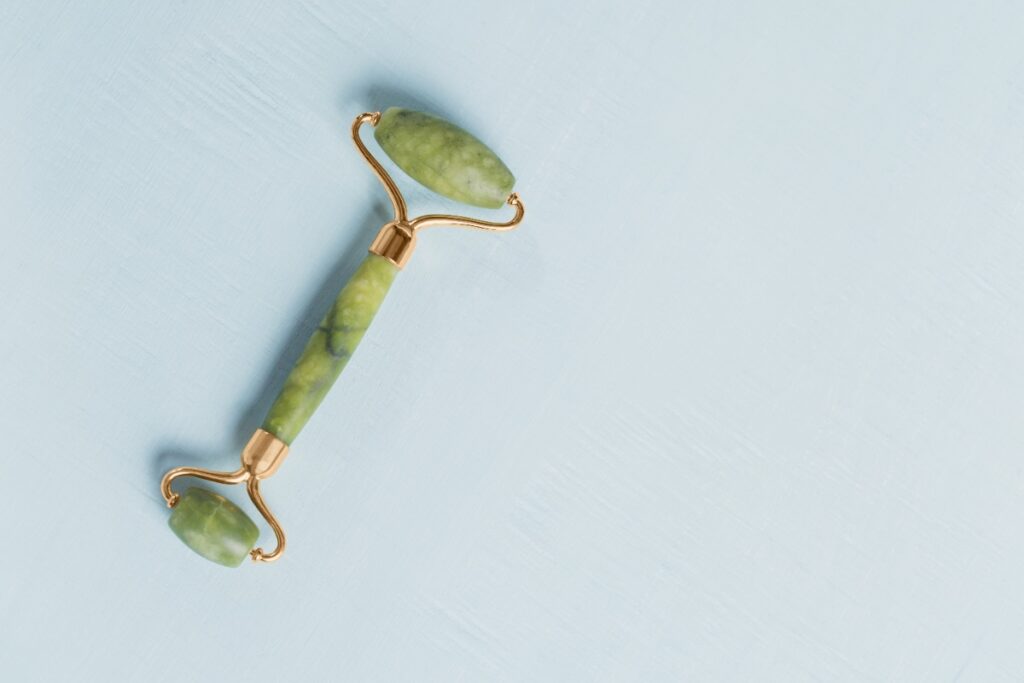 Un rouleau en jade sur la table