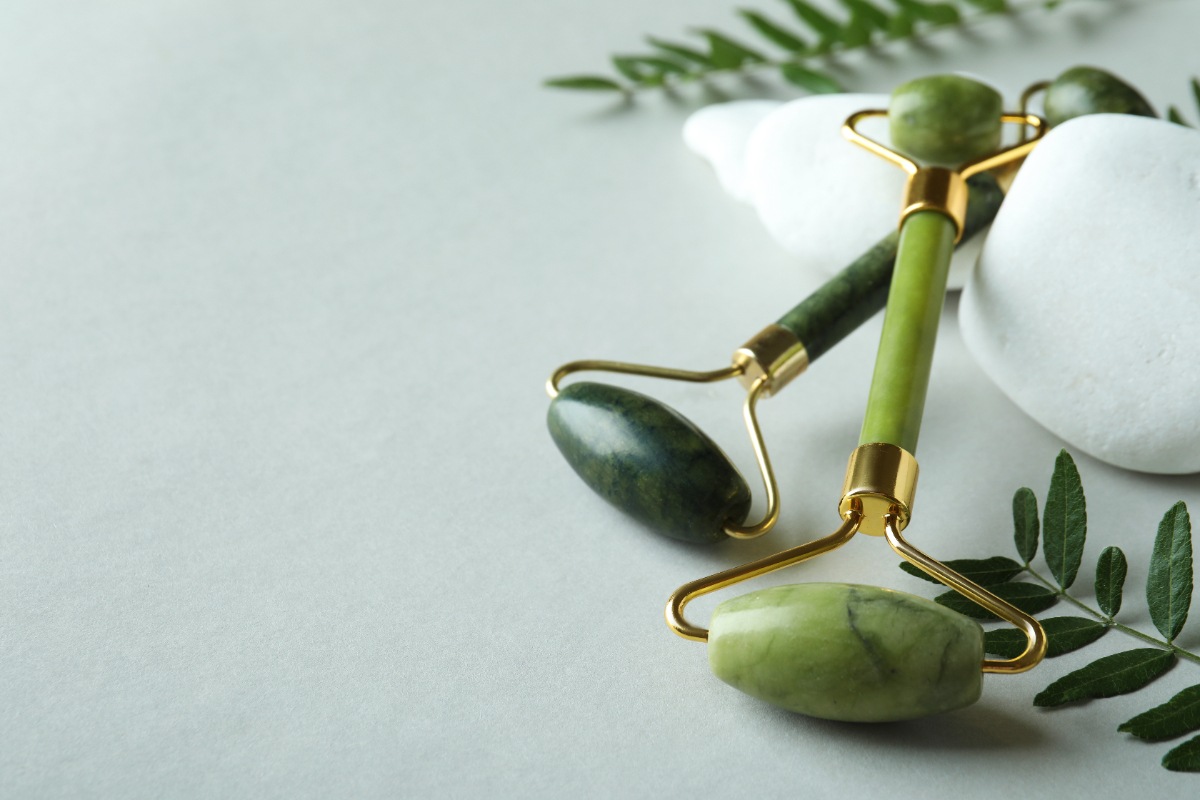 Des rouleaux en jade et des feuilles vertes