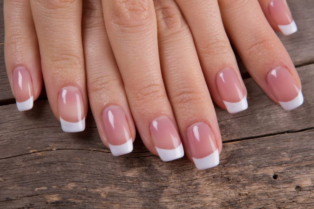 Du vernis sur les ongles d'une femme