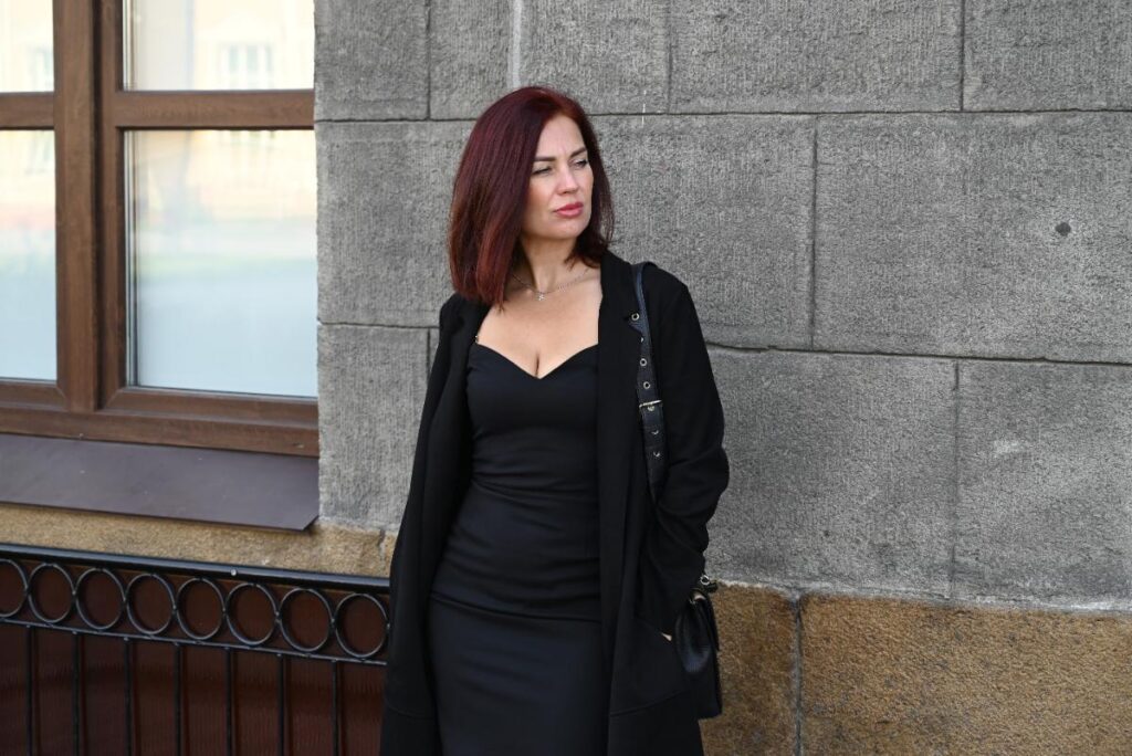 Une femme portant une robe noire