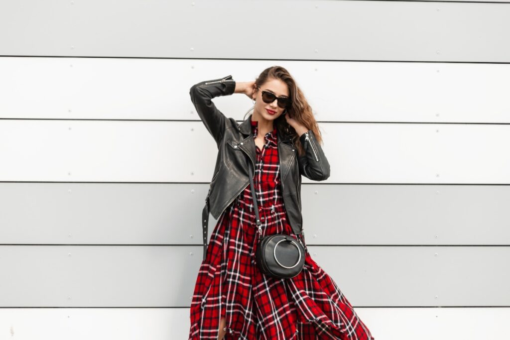 Une femme stylée avec une robe longue et une veste noire