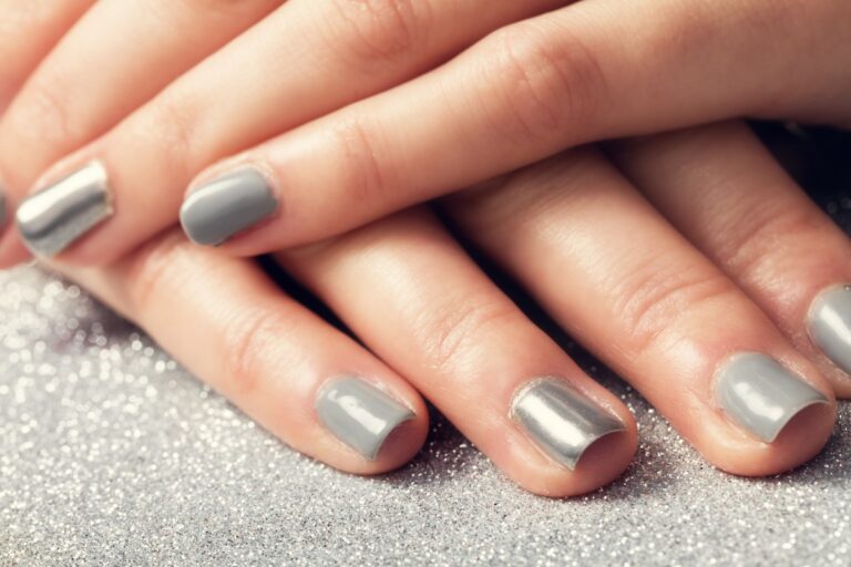 Des jolies mains avec des ongles gris