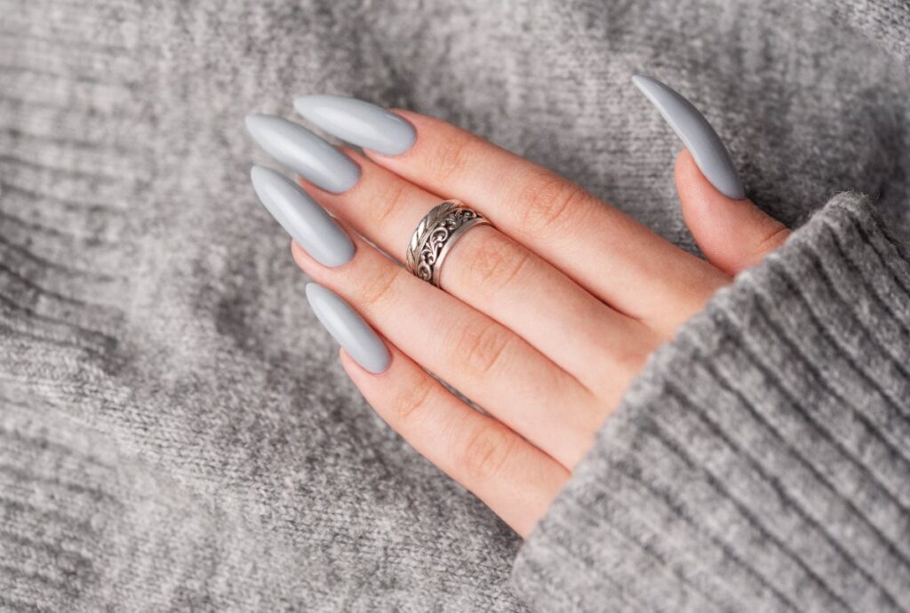 Main d'une femme avec des ongles gris