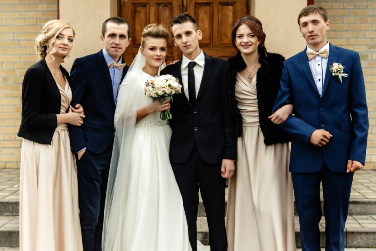 Marié et mariée avec leur garçon et fille d'honneur