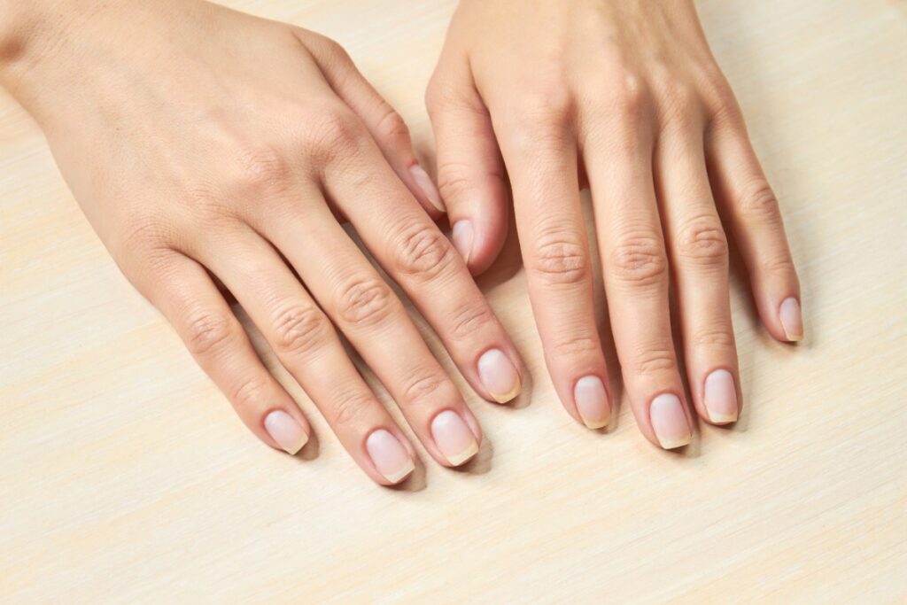 Mains avec des ongles naturels et sains