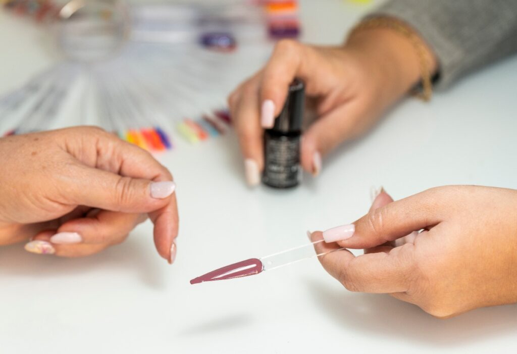 Une personne choisissant une couleur de vernis à ongle