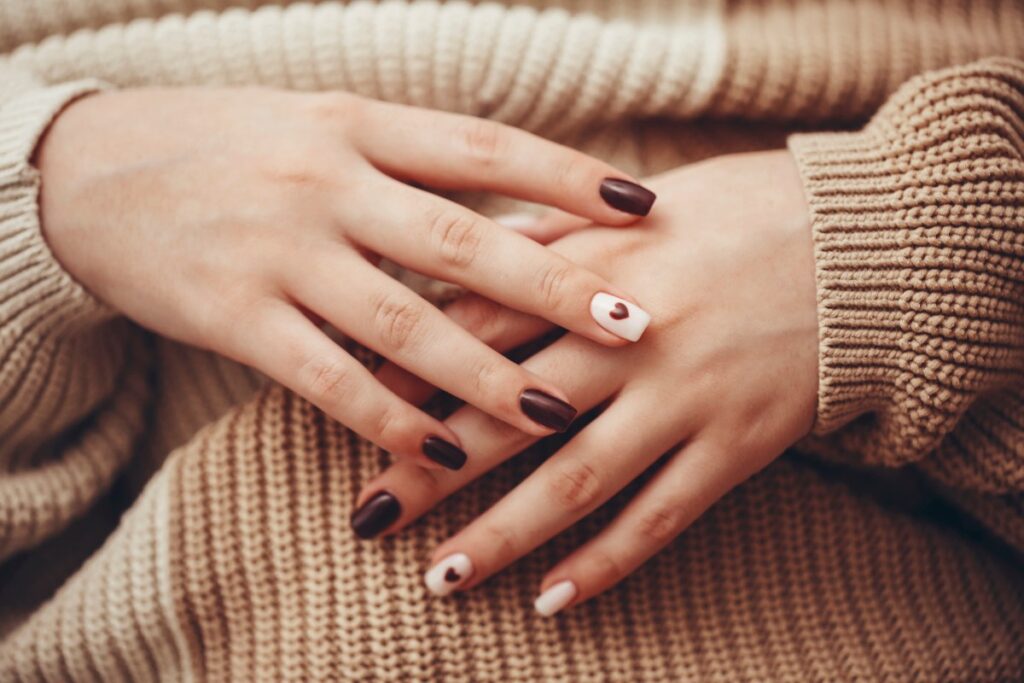 Une élégante mains avec des ongles marrons