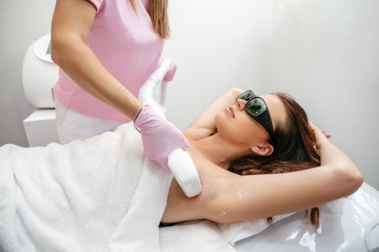 Une femme faisant une épilation laser