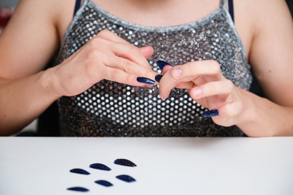 Une femme posant de faux ongles noirs