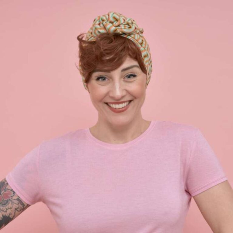 Une femme souriante avec un bonnet pinup
