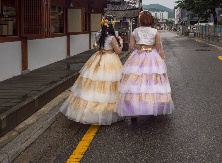 Des femmes qui marchent sur la route en portant des habilles de lolita