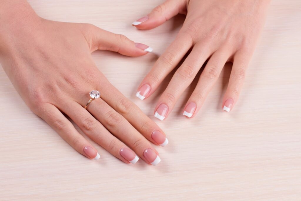 Main avec des ongles manucurés et une bague